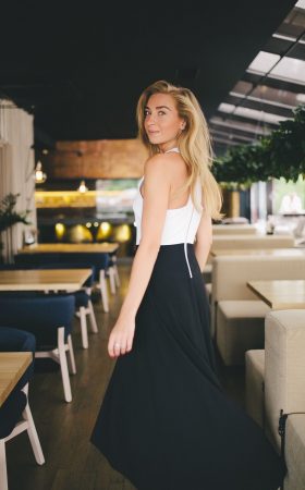 Чорно-біла сукня з бічними вирізами