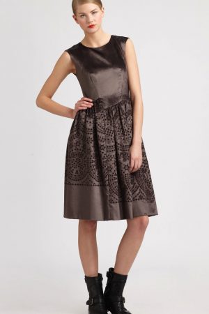 Коричнева оксамитова сукня