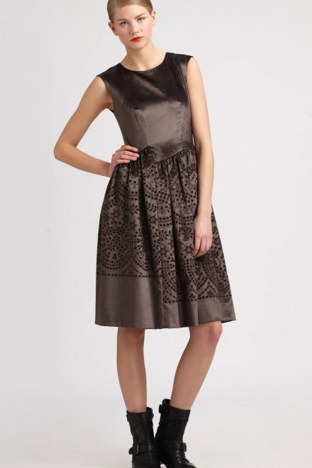 Коричнева оксамитова сукня