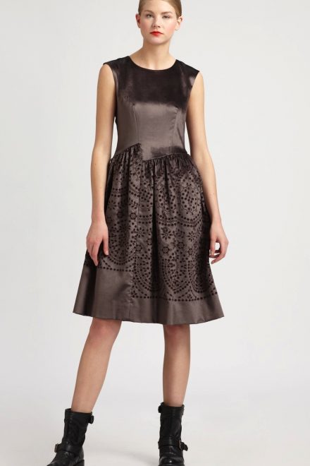 Коричнева оксамитова сукня