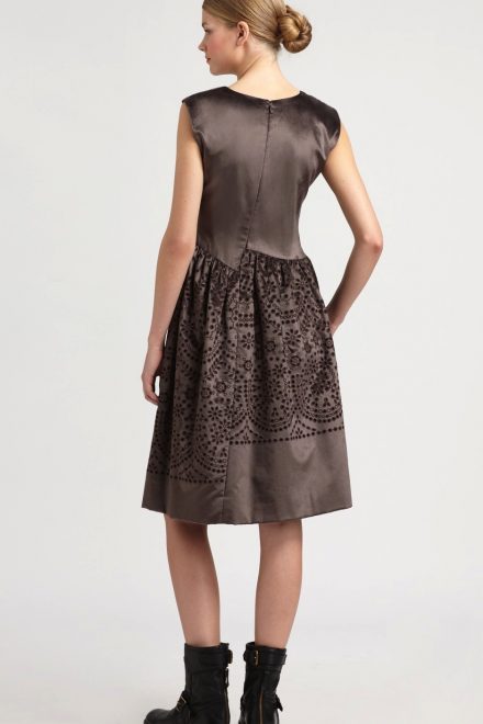 Коричнева оксамитова сукня