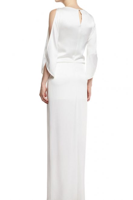 Біла сукня з незвичайними рукавами