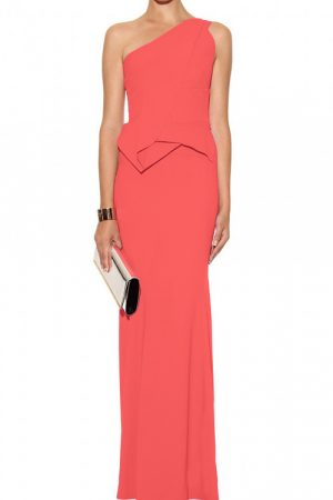 Яскраво-червона вечірня сукня з оголеним плечем