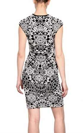 Чорно-біла сукня-футляр з принтом