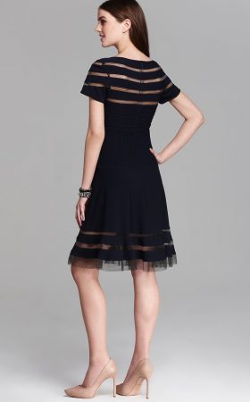 Коктейльна чорна сукня з мереживними вставками