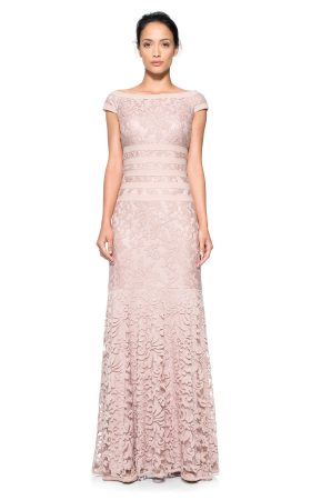 Мереживна сукня кольору 