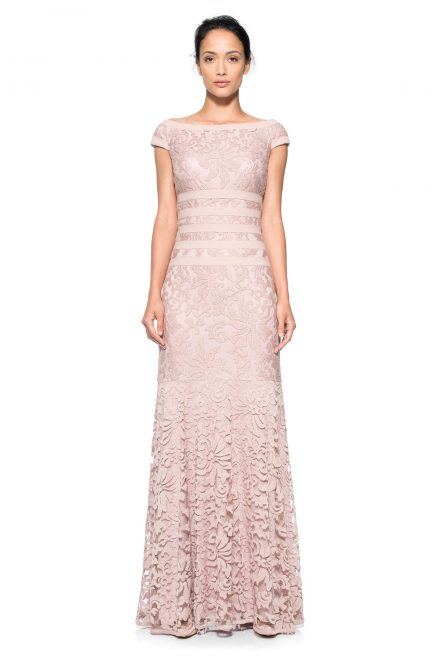 Мереживна сукня кольору 