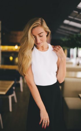 Чорно-біла сукня з бічними вирізами