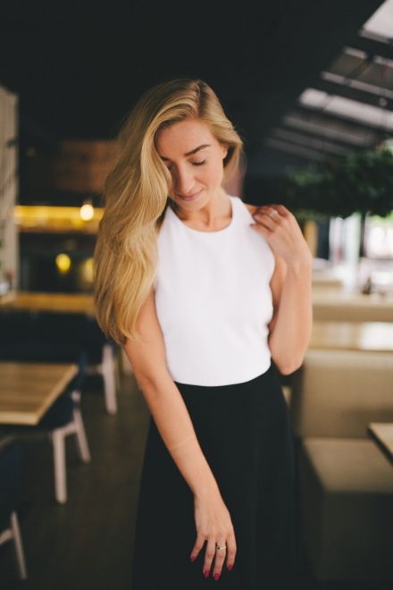 Чорно-біла сукня з бічними вирізами