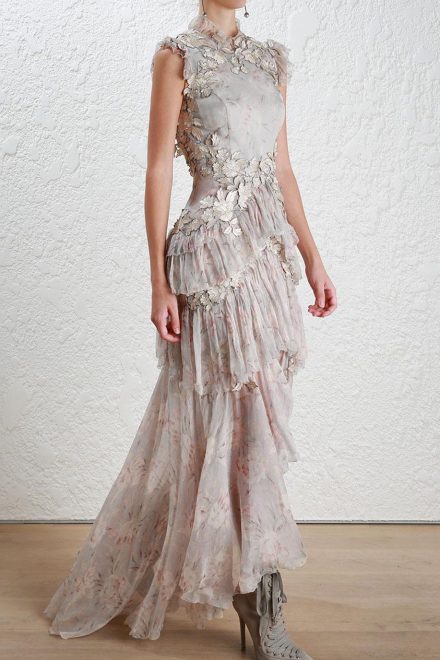 Подіумна асиметрична сукня зі складним декором