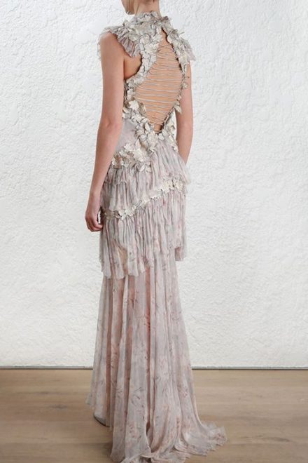 Подіумна асиметрична сукня зі складним декором