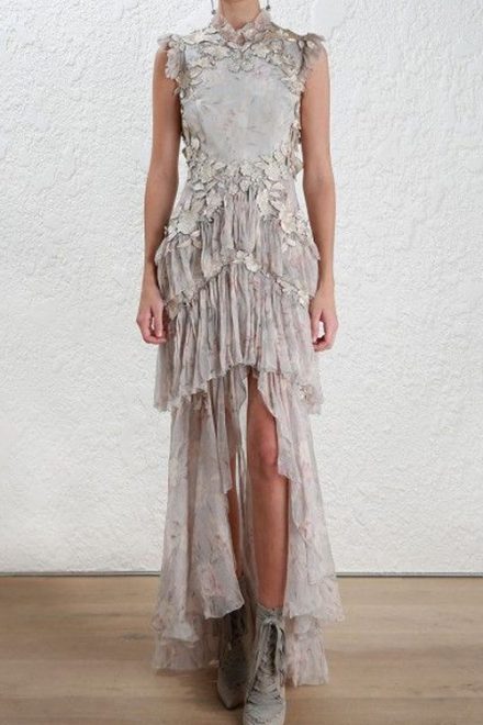 Подіумна асиметрична сукня зі складним декором