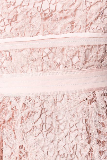 Рожеве мереживне плаття міді з талією ампір