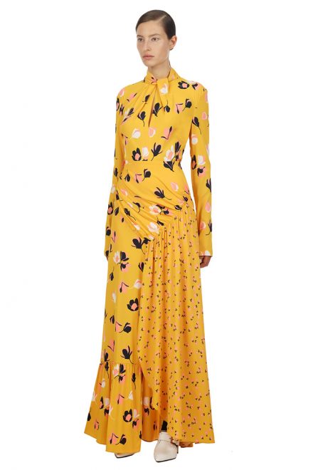 Сукня відтінку бурштину з міксом принтів і драпіруванням