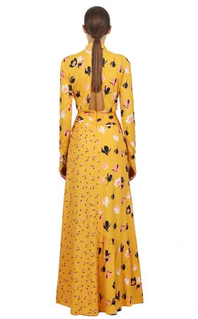 Сукня відтінку бурштину з міксом принтів і драпіруванням