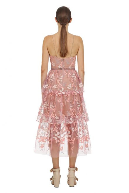 Ніжно-рожева сукня з квітковою вишивкою по тюлю