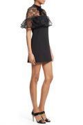 Чорна міні-сукня з мереживною кокеткою