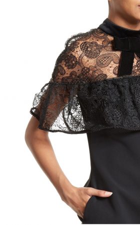 Чорна міні-сукня з мереживною кокеткою