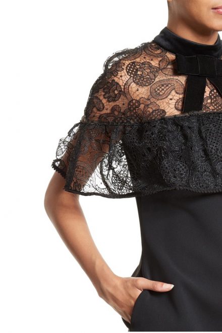 Чорна міні-сукня з мереживною кокеткою