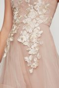 Асиметрична пудрова сукня з квітковою аплікацією