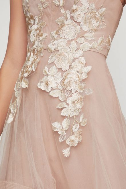 Асиметрична пудрова сукня з квітковою аплікацією