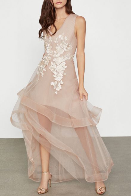 Асиметрична пудрова сукня з квітковою аплікацією