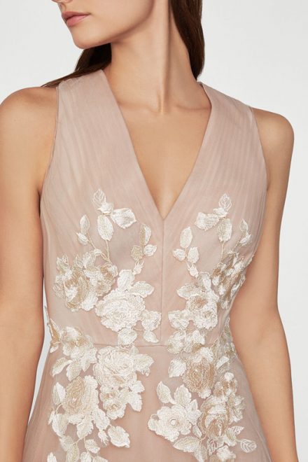 Асиметрична пудрова сукня з квітковою аплікацією