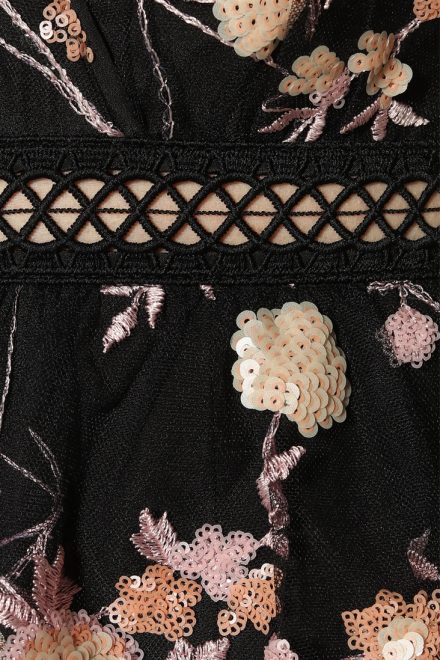 Чёрное платье-миди с нежной вышивкой по тюлю