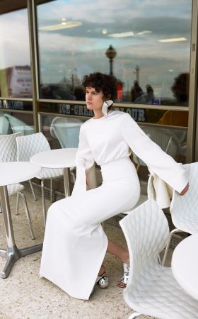 Білосніжна довга сукня з рукавами кімоно