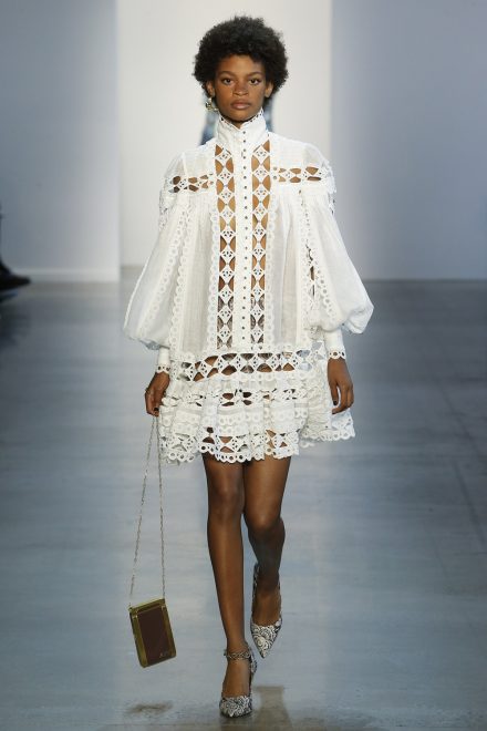 Подіумна сукня з авторською вишивкою та мереживом