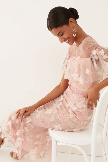 Ніжна коктейльна сукня з вишивкою та аплікацією