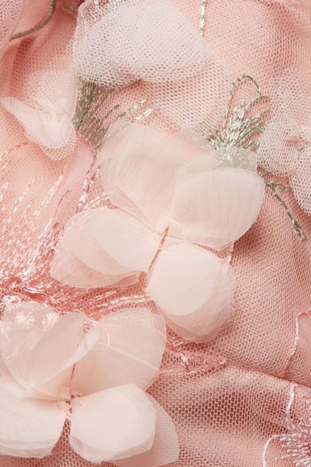 Ніжна коктейльна сукня з вишивкою та аплікацією