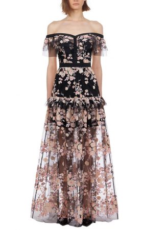 Чорна сукня з відкритими плечима і контрастною вишивкою