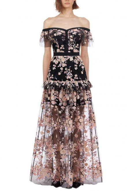 Чорна сукня з відкритими плечима і контрастною вишивкою