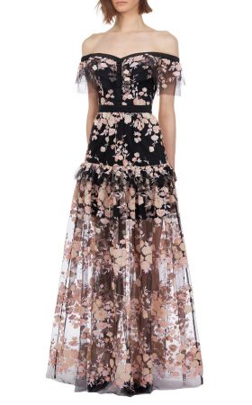 Чорна сукня з відкритими плечима і контрастною вишивкою