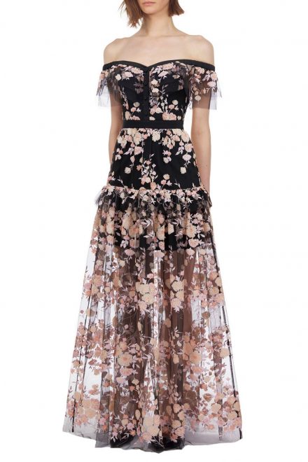 Чорна сукня з відкритими плечима і контрастною вишивкою