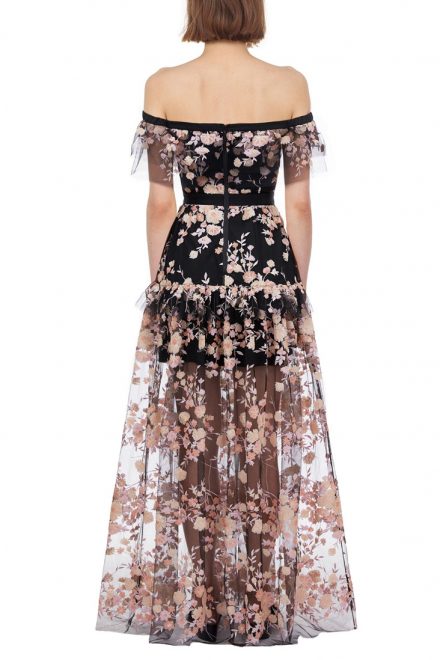 Чорна сукня з відкритими плечима і контрастною вишивкою