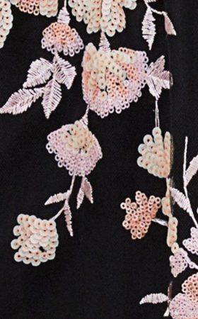 Чорна сукня з відкритими плечима і контрастною вишивкою