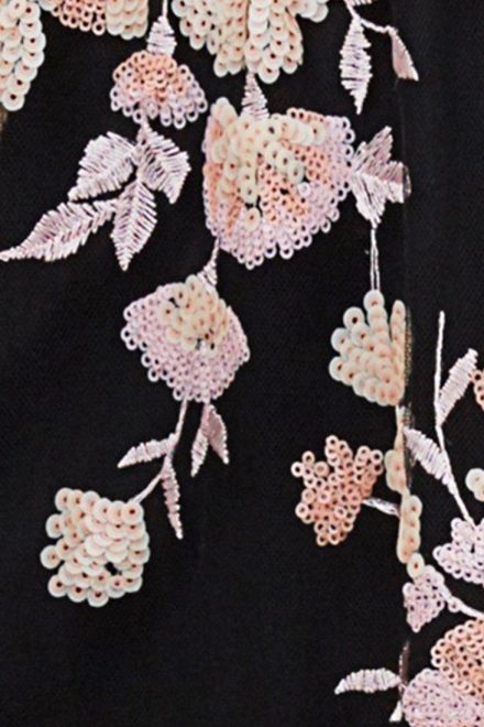 Чорна сукня з відкритими плечима і контрастною вишивкою