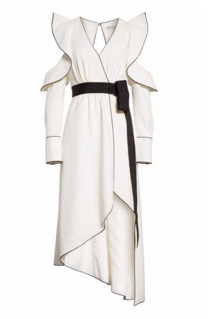 Монохромное асимметричное платье с открытыми плечами