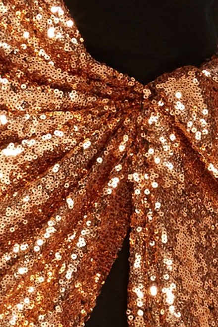 Ефектна сукня з асиметричним декором