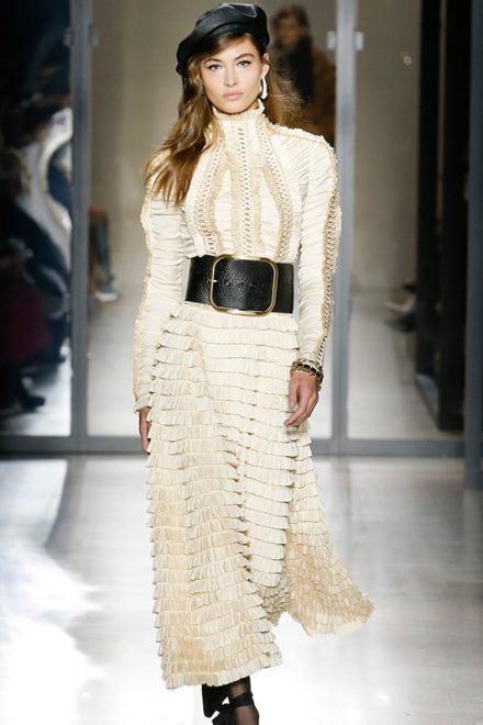 Подіумна сукня Espionage в пудровому відтінку