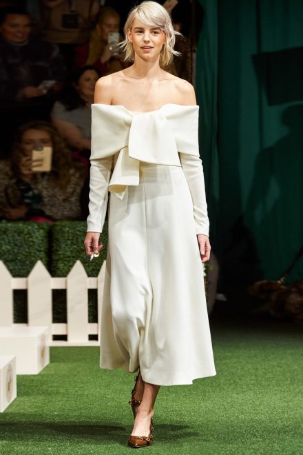 Подіумна білосніжна сукня із відкритими плечима