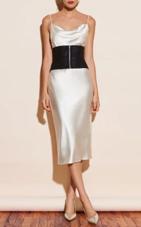 Білосніжна шовкова сукня на тонких бретелях