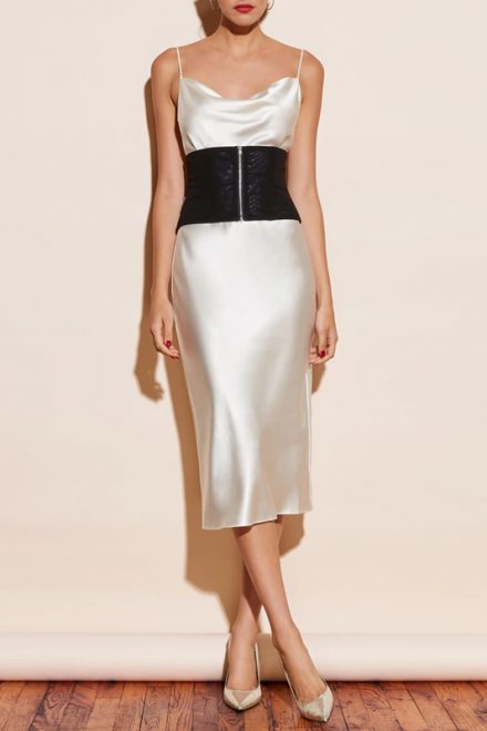 Білосніжна шовкова сукня на тонких бретелях