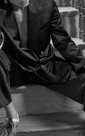 Чорний жакет із жатого атласу