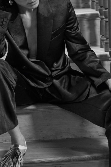 Чорний жакет із жатого атласу