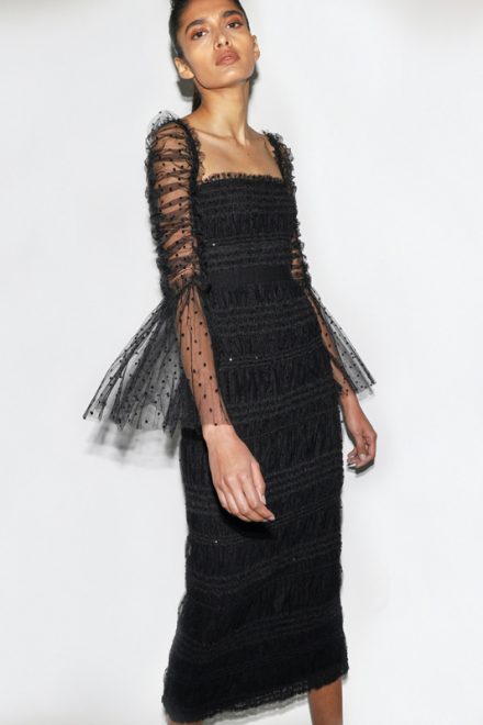 Чорна шифонова сукня із вирізом каре