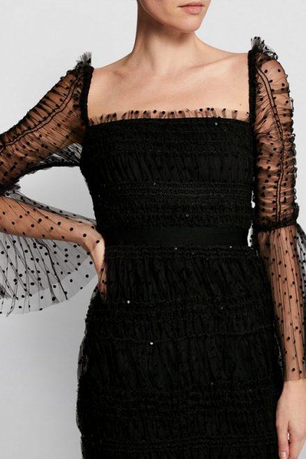 Чорна шифонова сукня із вирізом каре