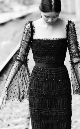 Чорна шифонова сукня із вирізом каре